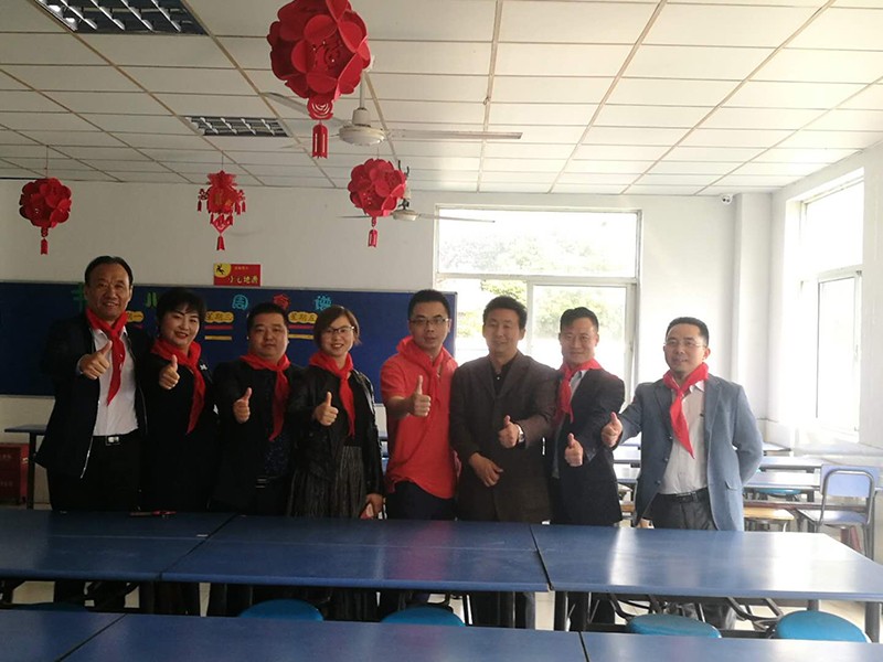 昆山牛商會和衢州商會的企業(yè)老總們合影 昆山牛商會和衢州商會的企業(yè)老總們合影