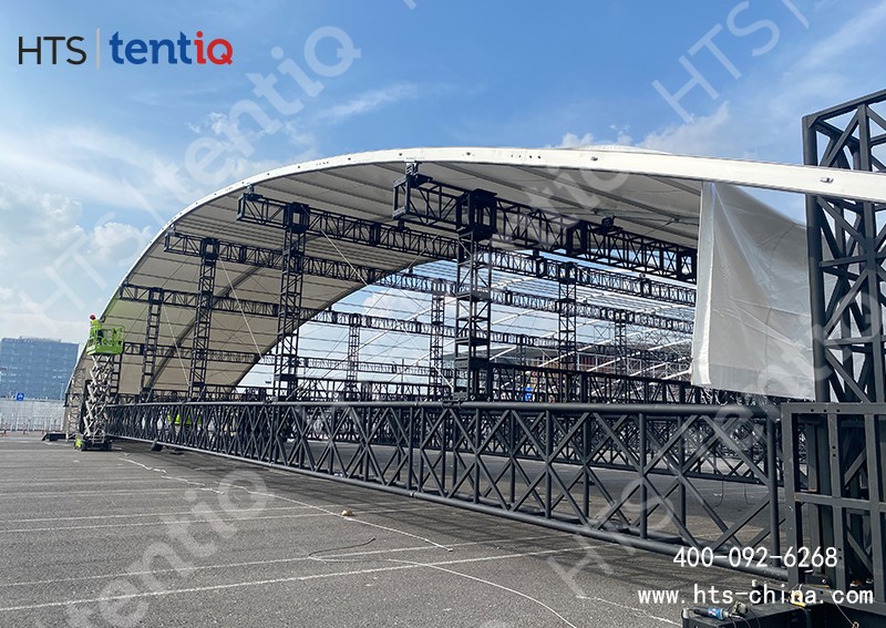 篷房和桁架結(jié)合方案高度可達(dá)14米，頂部可承受幾百公斤的燈光設(shè)施
