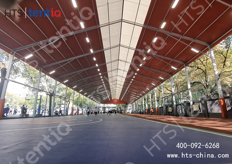 這是一座接近2500平方不規(guī)則人字形風(fēng)雨籃球場(chǎng)篷房