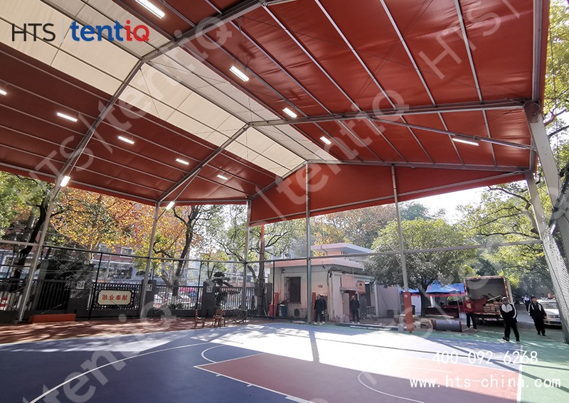 這是一座接近2500平方不規(guī)則人字形風(fēng)雨籃球場(chǎng)篷房
