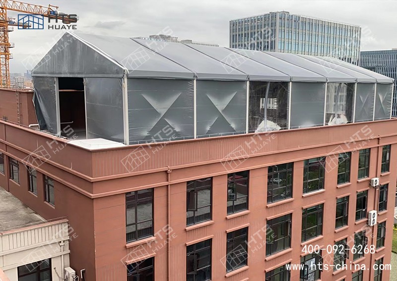 樓頂上也可以建造籃球裝配式篷房，這幾座篷房都在樓頂上