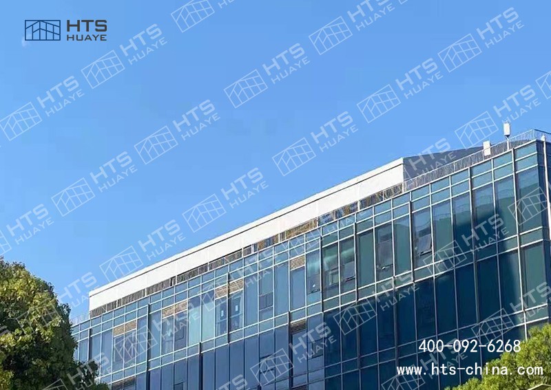 樓頂上也可以建造籃球裝配式篷房，這幾座篷房都在樓頂上