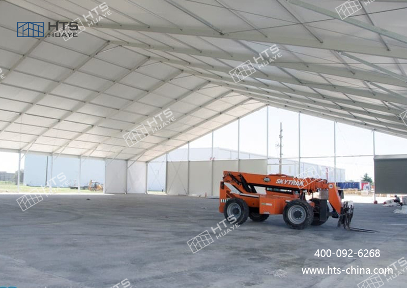 無需復(fù)雜地基，現(xiàn)場(chǎng)無加工作業(yè)，選簡(jiǎn)易戶外倉庫篷房更高效