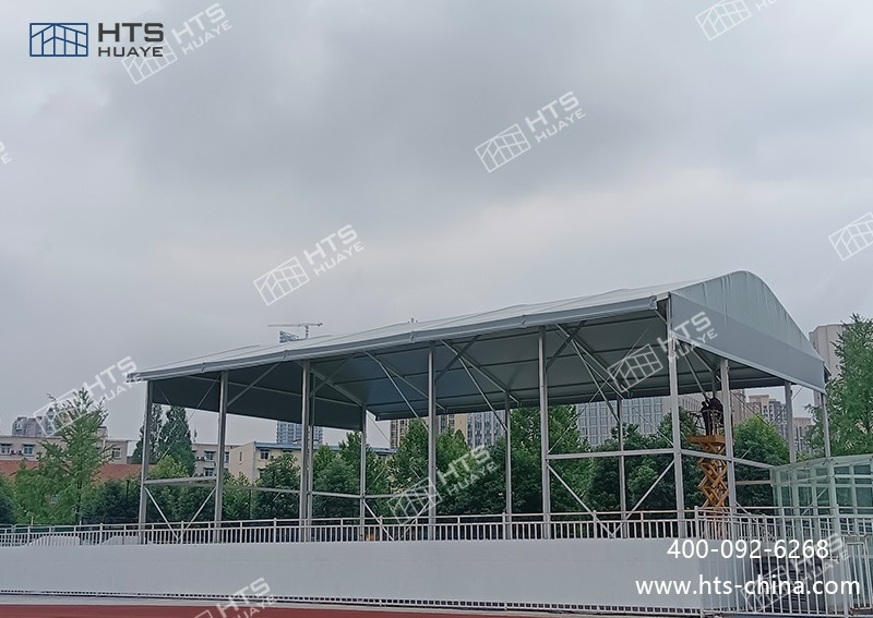 某科技大學(xué)又新建一座350平方米的網(wǎng)球館篷房，邊高可達9.6米