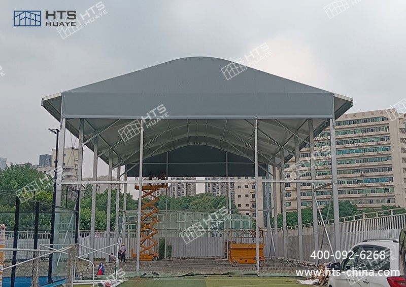 某科技大學(xué)又新建一座350平方米的網(wǎng)球館篷房，邊高可達9.6米