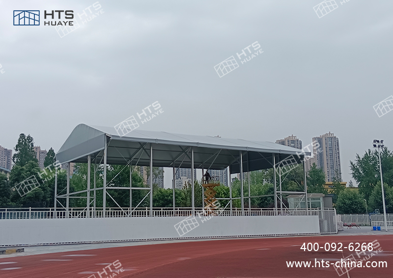 某科技大學(xué)又新建一座350平方米的網(wǎng)球館篷房，邊高可達9.6米