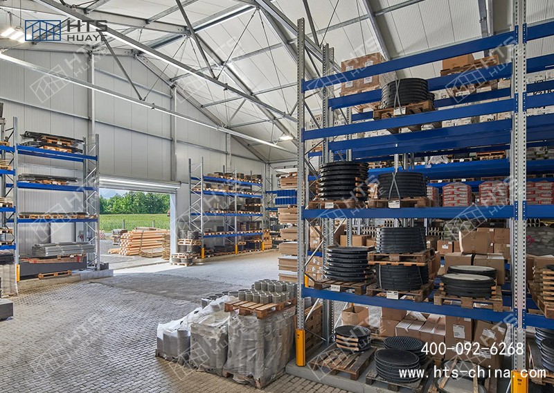 大型倉(cāng)庫(kù)篷房快速滿足臨時(shí)倉(cāng)儲(chǔ)需求，確保物流環(huán)節(jié)的順暢運(yùn)行